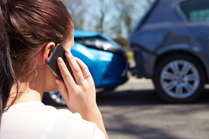 Kobieta rozmawiająca przez telefon